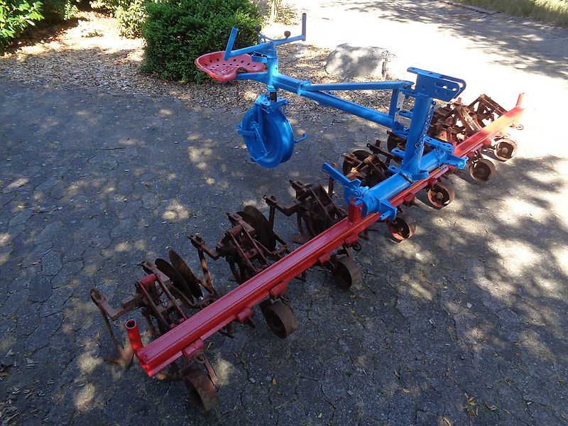 Rau Hackgerät 6 reihig mit Exaktsteuerung Hackschutzscheiben je Reihe 3 Hackschare alleArbeitswerkzeuge Stufenlos Verstellbar