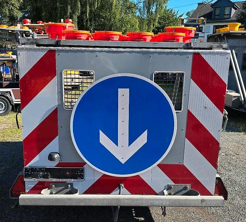 Horizont LED Absperrtafel VZ616 FAT Verkehrsleittafel Verkehrssicherungsanhänger Sperrwand Nissen Trebbiner