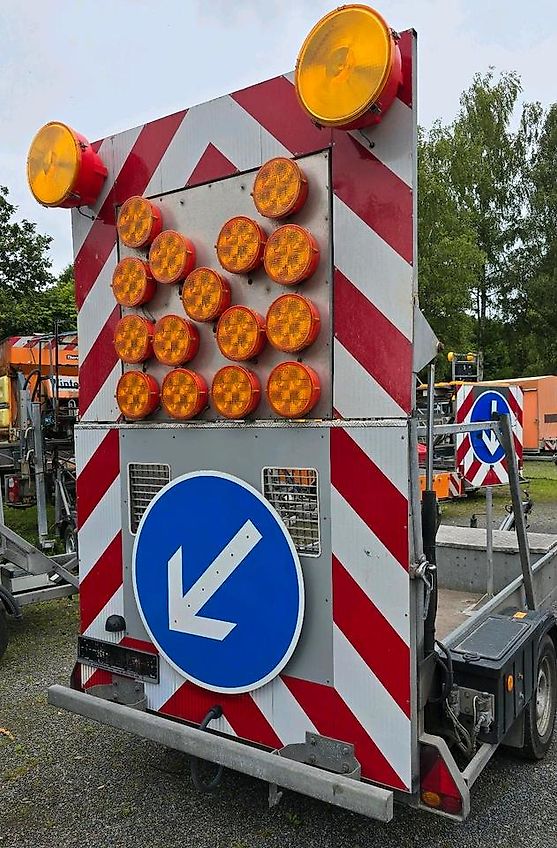 Horizont LED Absperrtafel VZ616 FAT Verkehrsleittafel Verkehrssicherungsanhänger Sperrwand Nissen Trebbiner