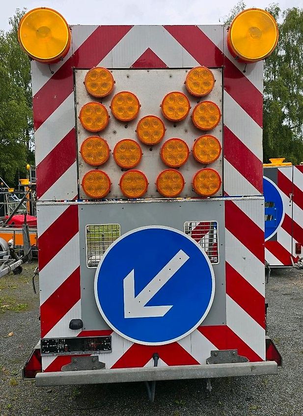 Horizont LED Absperrtafel VZ616 FAT Verkehrsleittafel Verkehrssicherungsanhänger Sperrwand Nissen Trebbiner