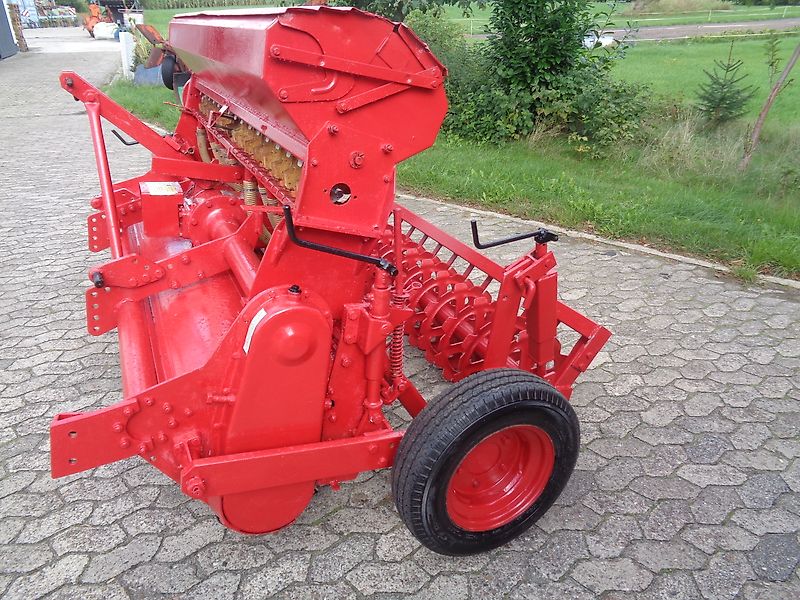 Howard Howard Sämavator 235 cm Arbeitsbreite in Topzustand Frässmesser 100 Prozent mit Pakerwalze ideal zur Direktsaat in Grünland & Ackerland mit Breitsaatausläufen bzw. engen Saatrillen