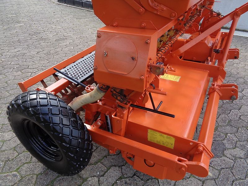 Howard Howard Sämavator 235 cm Arbeitsbreite in Topzustand Frässmesser 100 Prozent mit Pakerwalze ideal zur Direktsaat in Grünland & Ackerland mit Breitsaatausläufen bzw. engen Saatrillen