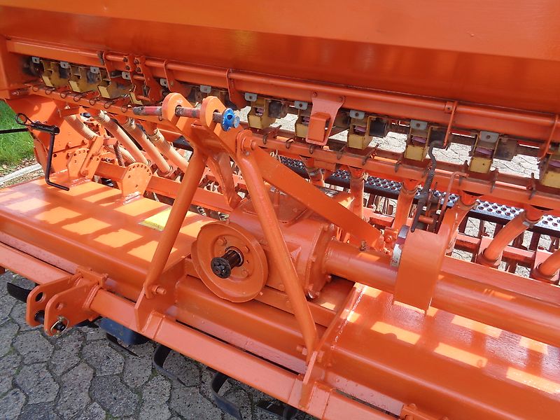 Howard Howard Sämavator 235 cm Arbeitsbreite in Topzustand Frässmesser 100 Prozent mit Pakerwalze ideal zur Direktsaat in Grünland & Ackerland mit Breitsaatausläufen bzw. engen Saatrillen