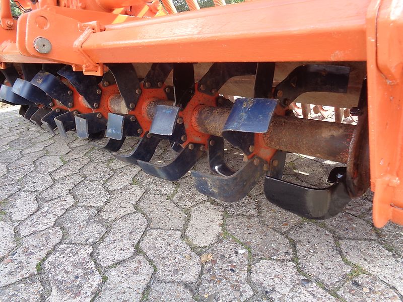 Howard Howard Sämavator 235 cm Arbeitsbreite in Topzustand Frässmesser 100 Prozent mit Pakerwalze ideal zur Direktsaat in Grünland & Ackerland mit Breitsaatausläufen bzw. engen Saatrillen