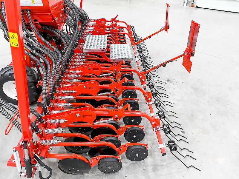 Gaspardo Pinta 450/36 4.5 m pneumatic seeder, 1,000 l seed hopper, hydraulic folding frame