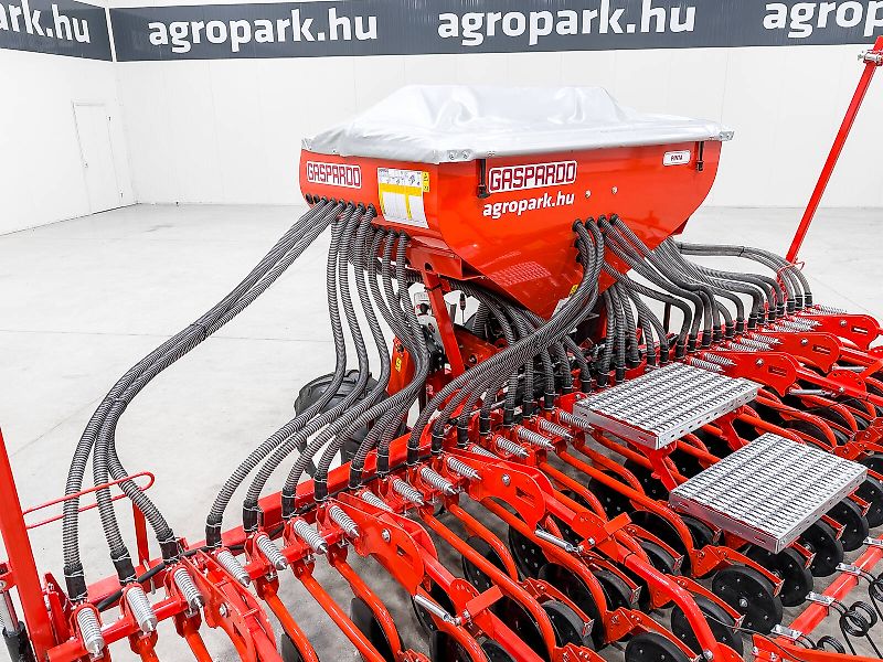 Gaspardo Pinta 450/36 4.5 m pneumatic seeder, 1,000 l seed hopper, hydraulic folding frame