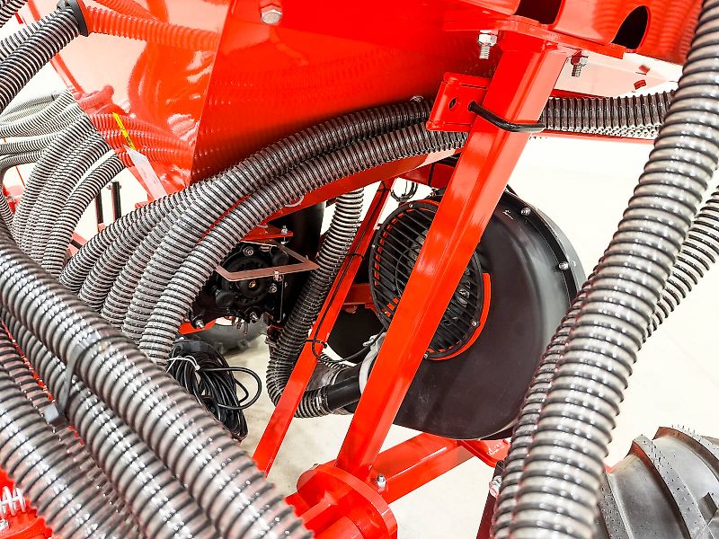 Gaspardo Pinta 450/36 4.5 m pneumatic seeder, 1,000 l seed hopper, hydraulic folding frame