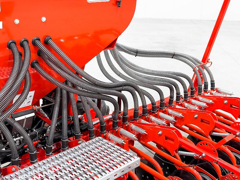 Gaspardo Pinta 450/36 4.5 m pneumatic seeder, 1,000 l seed hopper, hydraulic folding frame