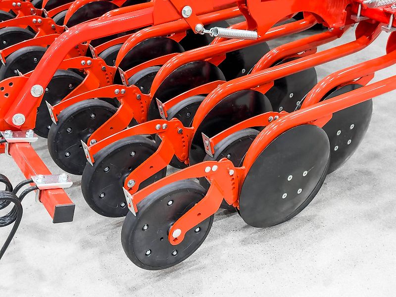 Gaspardo Pinta 450/36 4.5 m pneumatic seeder, 1,000 l seed hopper, hydraulic folding frame