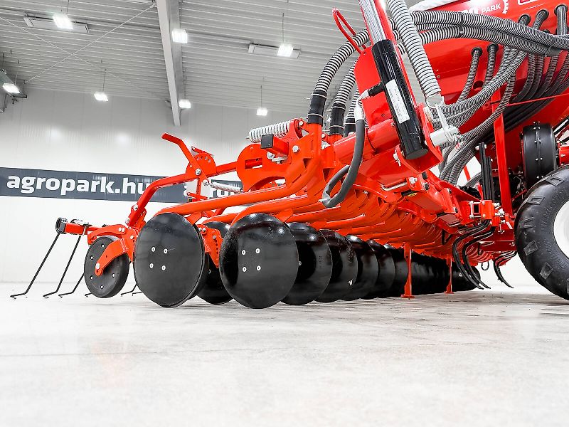 Gaspardo Pinta 450/36 4.5 m pneumatic seeder, 1,000 l seed hopper, hydraulic folding frame