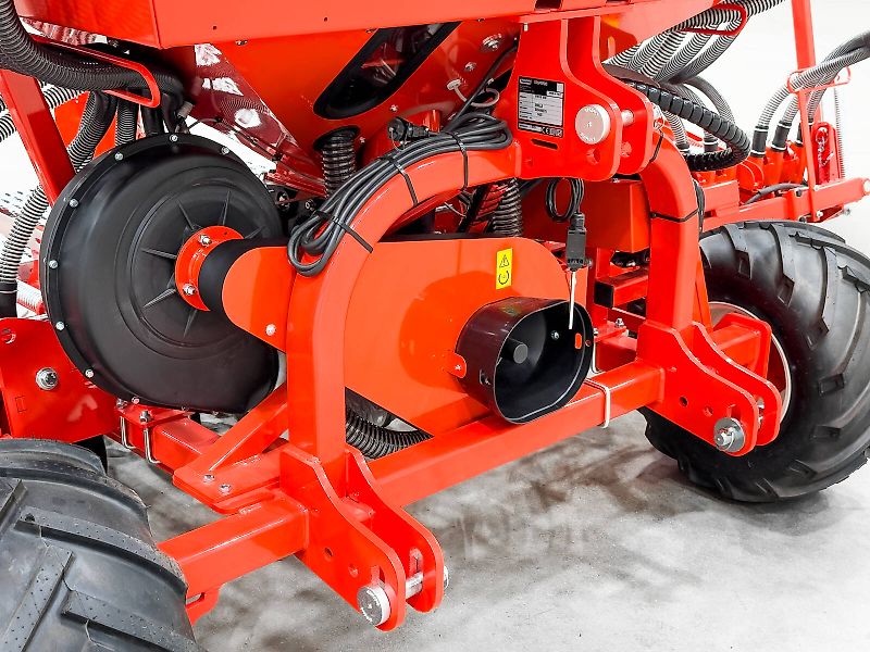 Gaspardo Pinta 450/36 4.5 m pneumatic seeder, 1,000 l seed hopper, hydraulic folding frame