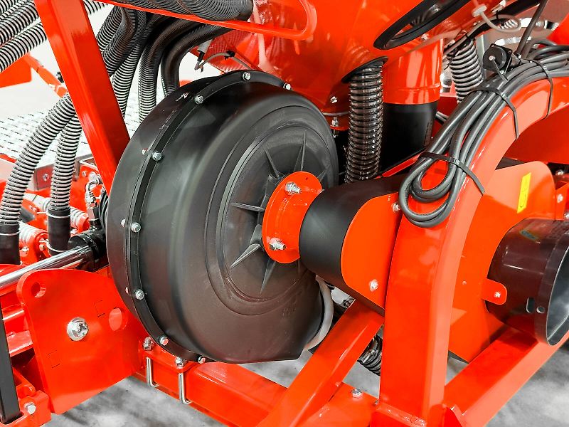 Gaspardo Pinta 450/36 4.5 m pneumatic seeder, 1,000 l seed hopper, hydraulic folding frame