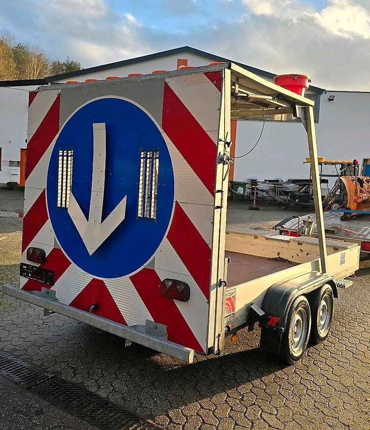 Horizont Trebbiner FA1 LRF 25.35 LED Absperrtafel Tandem Verkehrsleittafel FAT Verkehrssicherungsanhänger Nissen