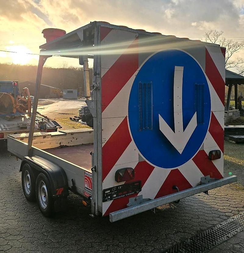 Horizont Trebbiner FA1 LRF 25.35 LED Absperrtafel Tandem Verkehrsleittafel FAT Verkehrssicherungsanhänger Nissen