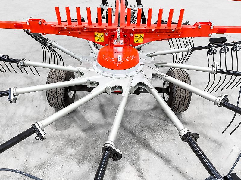 Gaspardo Ponente 420 4.15 m single-arm rake, 1.6 m swath width, working height adjustable from the cab