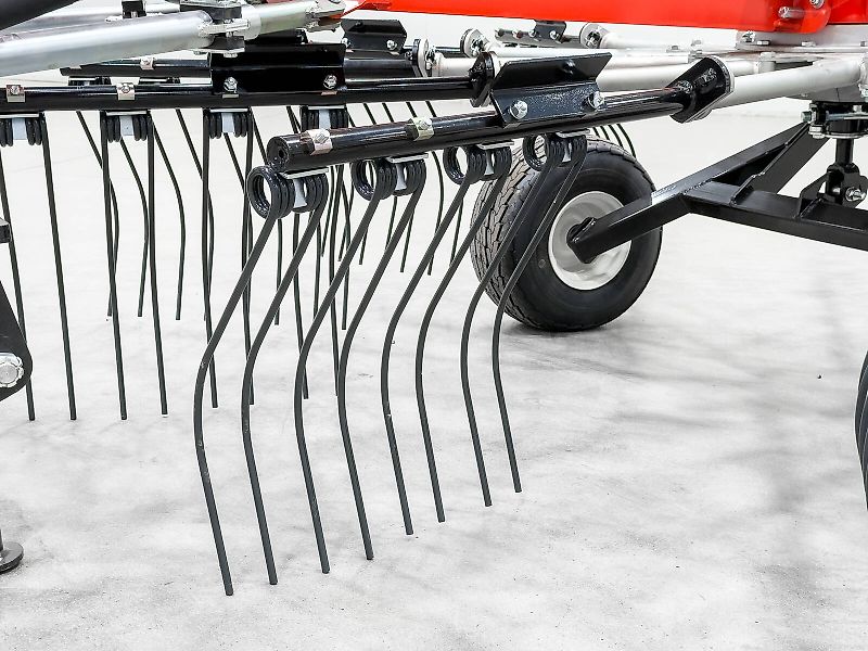 Gaspardo Ponente 420 4.15 m single-arm rake, 1.6 m swath width, working height adjustable from the cab