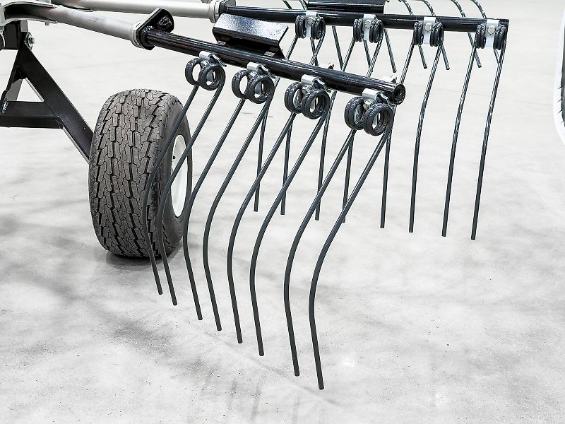 Gaspardo Ponente 420 4.15 m single-arm rake, 1.6 m swath width, working height adjustable from the cab