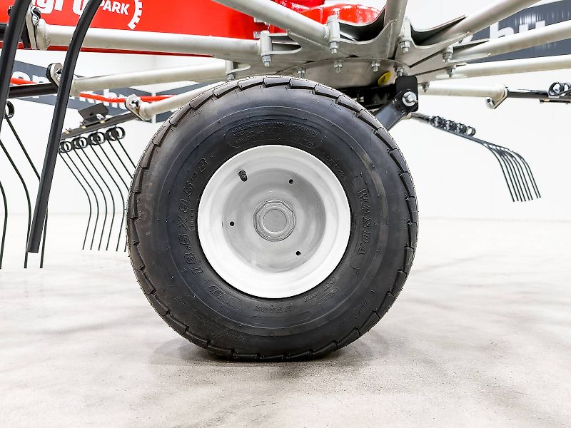 Gaspardo Ponente 420 4.15 m single-arm rake, 1.6 m swath width, working height adjustable from the cab