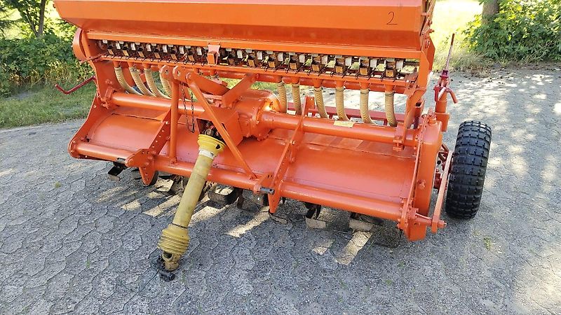 Howard Howard Rotavator 205 cm Bodenfräse mit Saatkasten & Pakerwalze zur Saatgutfixierung 13 Saatrohre drehbar als Breitsaat oder Reihensaatgutablage für 60 PS Schlepper Bodenfräse