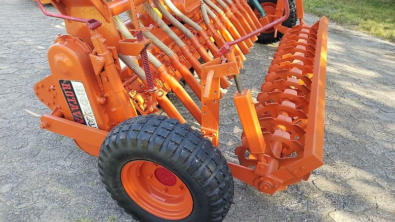 Howard Howard Rotavator 205 cm Bodenfräse mit Saatkasten & Pakerwalze zur Saatgutfixierung 13 Saatrohre drehbar als Breitsaat oder Reihensaatgutablage für 60 PS Schlepper Bodenfräse