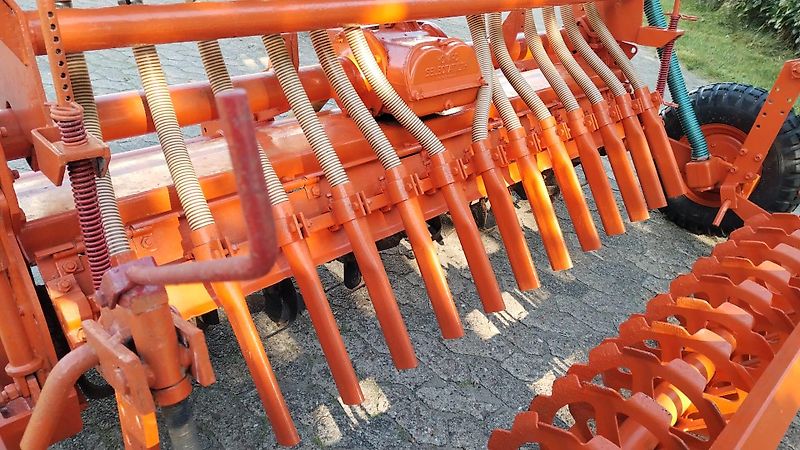 Howard Howard Rotavator 205 cm Bodenfräse mit Saatkasten & Pakerwalze zur Saatgutfixierung 13 Saatrohre drehbar als Breitsaat oder Reihensaatgutablage für 60 PS Schlepper Bodenfräse