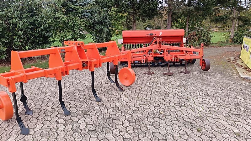 Howard Howard Sämavator Direktsaatgerät&Schutzvlies Optional mit Vorbaugrubber 20 Saatrohren Drehbar für Breitsaatablage mit Pakerwalze zur Saatgutfixierung Fahrgassenschaltung Hydraulische Ausführung Rotorklingen 100%