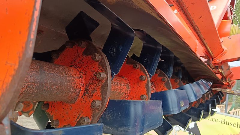 Howard Howard Sämavator Direktsaatgerät&Schutzvlies Optional mit Vorbaugrubber 20 Saatrohren Drehbar für Breitsaatablage mit Pakerwalze zur Saatgutfixierung Fahrgassenschaltung Hydraulische Ausführung Rotorklingen 100%