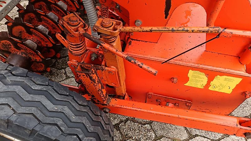 Howard Howard Sämavator Direktsaatgerät&Schutzvlies Optional mit Vorbaugrubber 20 Saatrohren Drehbar für Breitsaatablage mit Pakerwalze zur Saatgutfixierung Fahrgassenschaltung Hydraulische Ausführung Rotorklingen 100%