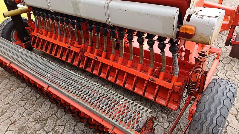 Howard Howard Sämavator Direktsaatgerät&Schutzvlies Optional mit Vorbaugrubber 20 Saatrohren Drehbar für Breitsaatablage mit Pakerwalze zur Saatgutfixierung Fahrgassenschaltung Hydraulische Ausführung Rotorklingen 100%