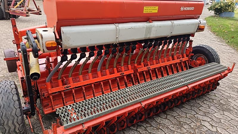 Howard Howard Sämavator Direktsaatgerät&Schutzvlies Optional mit Vorbaugrubber 20 Saatrohren Drehbar für Breitsaatablage mit Pakerwalze zur Saatgutfixierung Fahrgassenschaltung Hydraulische Ausführung Rotorklingen 100%