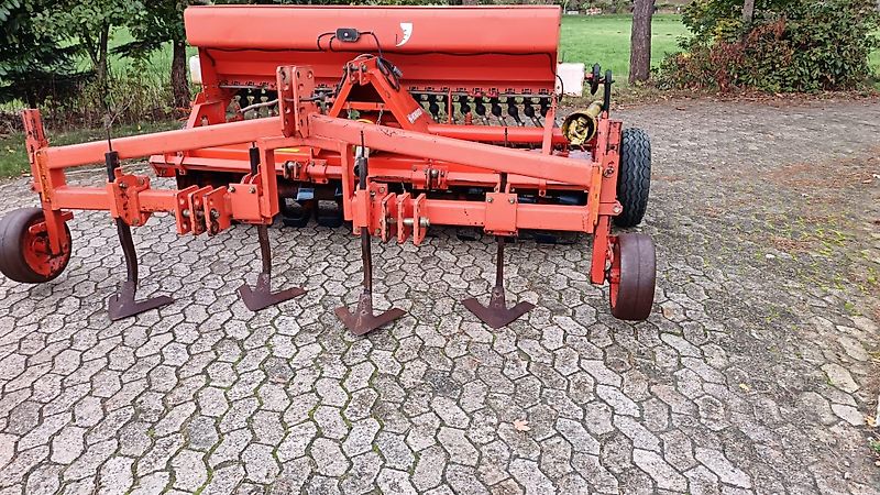 Howard Howard Sämavator Direktsaatgerät&Schutzvlies Optional mit Vorbaugrubber 20 Saatrohren Drehbar für Breitsaatablage mit Pakerwalze zur Saatgutfixierung Fahrgassenschaltung Hydraulische Ausführung Rotorklingen 100%