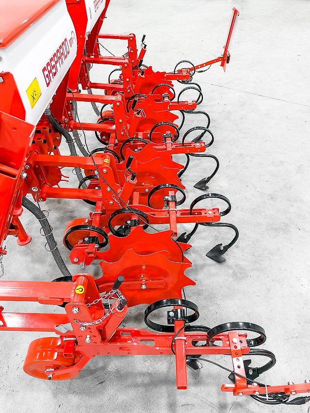 Gaspardo HP4 4-row inter-row cultivator, 2 x 160 l fertilizer hoppers, folding frame