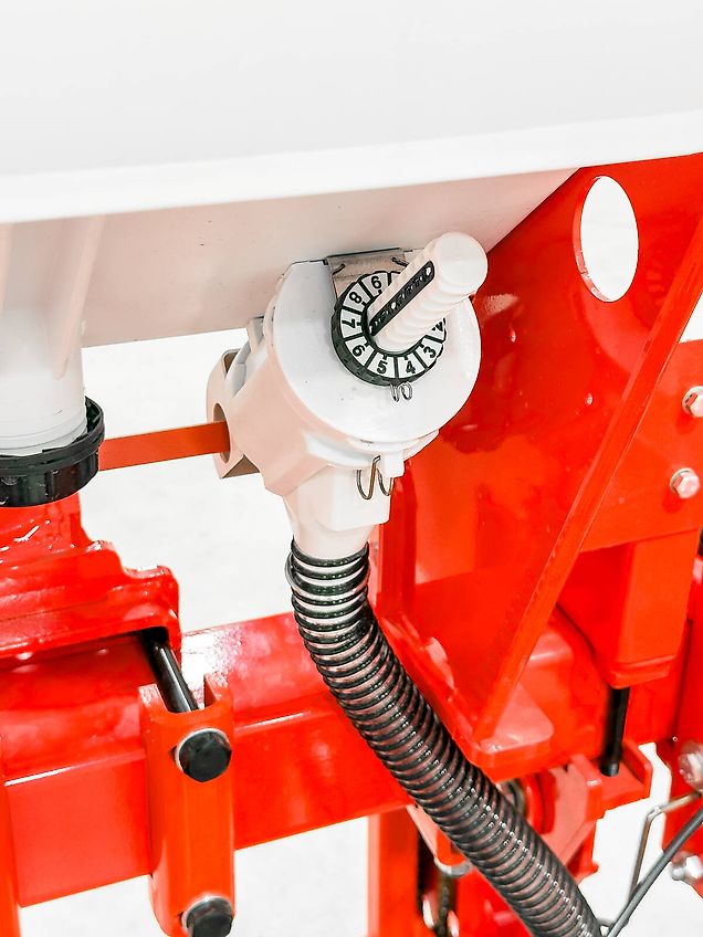 Gaspardo HP4 4-row inter-row cultivator, 2 x 160 l fertilizer hoppers, folding frame