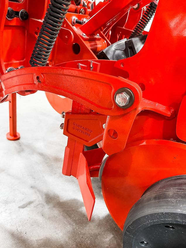 Gaspardo MTE Isotronic 6-row ISOBUS precision seed drill with mechanical microgranulate dispenser