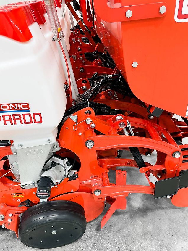 Gaspardo MTE Isotronic 6-row ISOBUS precision seed drill with mechanical microgranulate dispenser