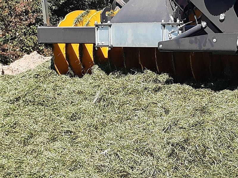 Mammut Silagewalze SK 300 H mit Kantenverdichter rechts