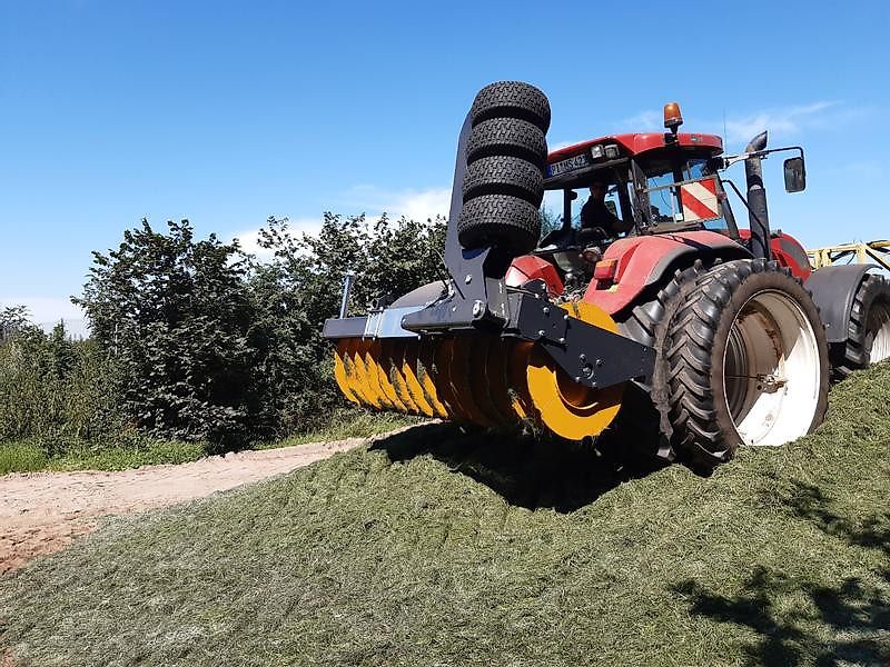 Mammut Silagewalze SK 300 H mit Kantenverdichter rechts