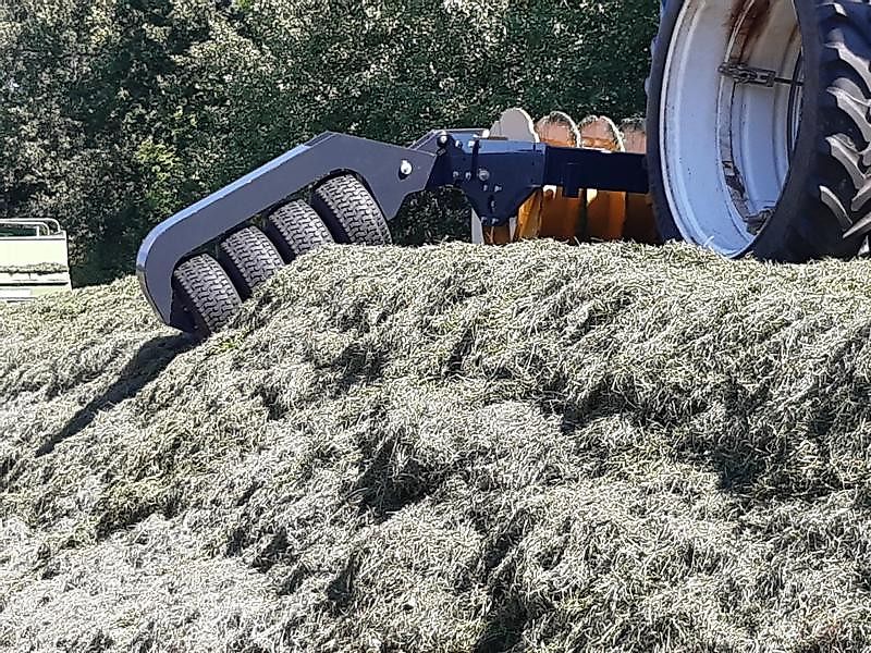 Mammut Silagewalze SK 300 H mit Kantenverdichter rechts