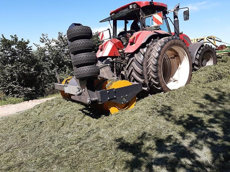 Mammut Silagewalze SK 300 H mit Kantenverdichter rechts