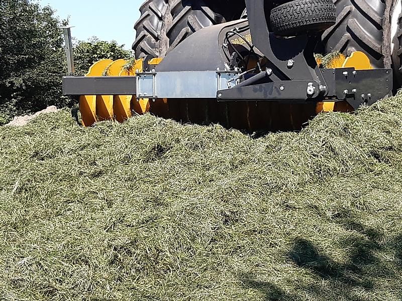 Mammut Silagewalze SK 300 H mit Kantenverdichter rechts