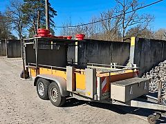 Horizont Tandem Absperrtafel VZ616 Fahrbare Verkehrsleittafel Verkehrssicherungsanhänger Verkehrsleitanhänger Sperrwand Verkehrssicherungsanhänger Nissen LP15 Blinkpfeilanlage Blinkpfeil Anhänger