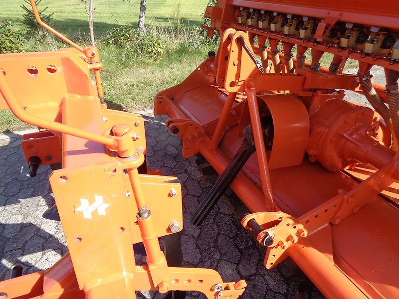 Howard Nachsaatgerät Howard Sämavator 235 cm Arbeitsbreite in Topzustand Frässmesser 54 mit Pakerwalze idea