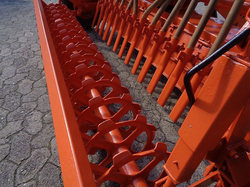 Howard Nachsaatgerät Howard Sämavator 235 cm Arbeitsbreite in Topzustand Frässmesser 54 mit Pakerwalze idea